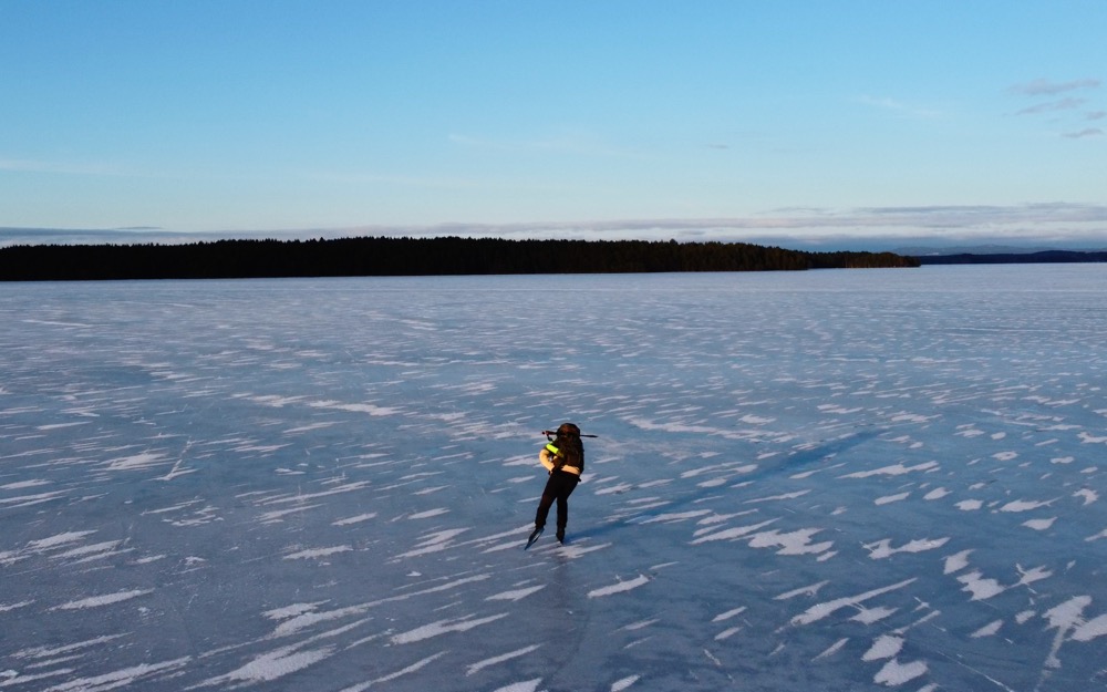 Schaatsers op een bevroren meer bij Falun