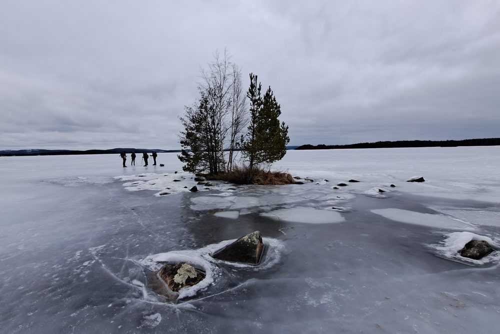 Schaatsers bij een eilandje op het bevroren meer bij Falun