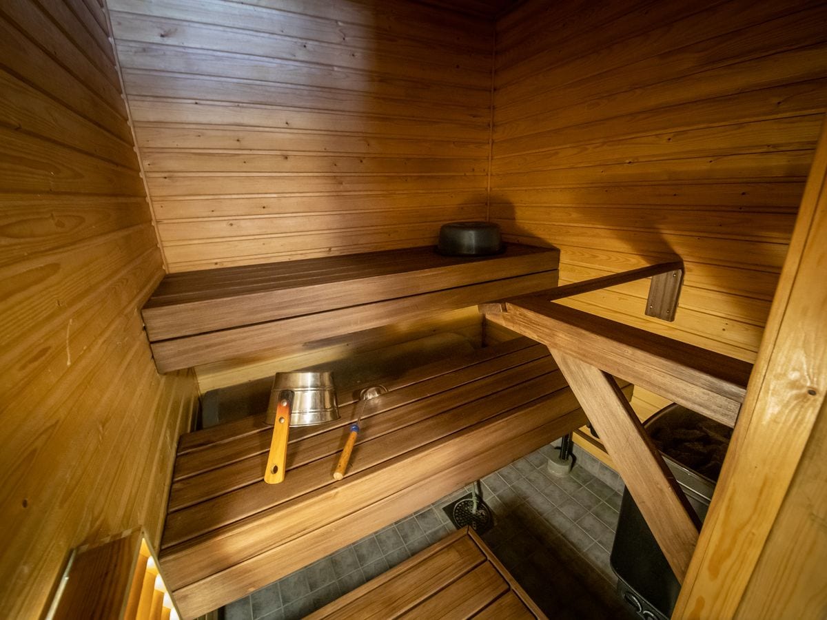 De houten sauna in het huisje