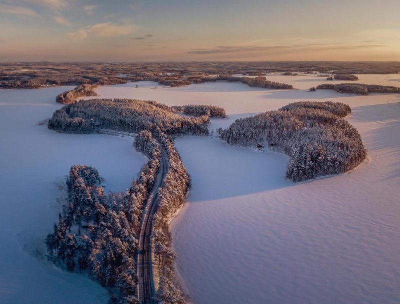 Luchtfoto van het besneeuwde merengebied bij zonsondergang