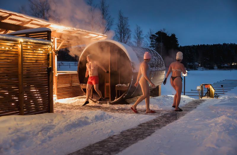 De sauna aan het meer in het blauwe uur