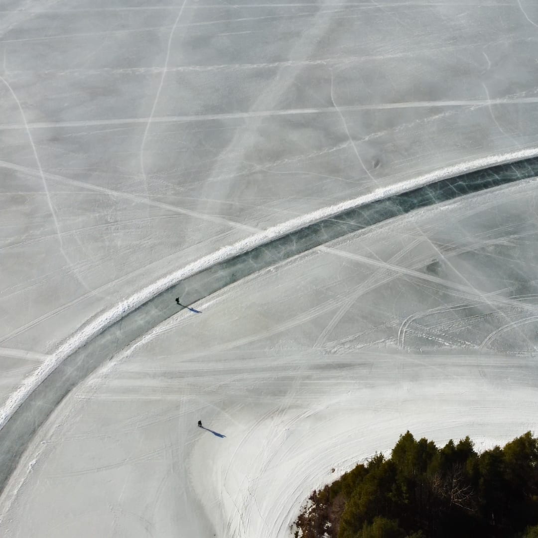Geveegde schaatsbaan van bovenaf gezien op een bevroren meer