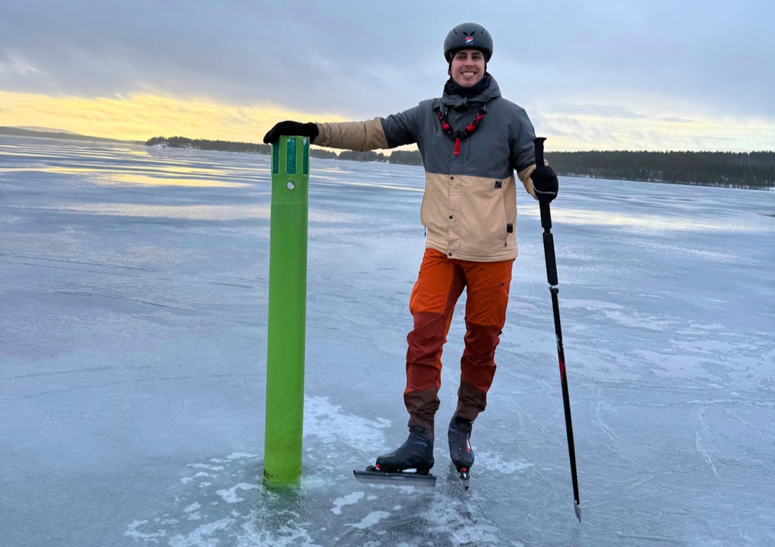 Joey op schaatsen op een bevroren meer