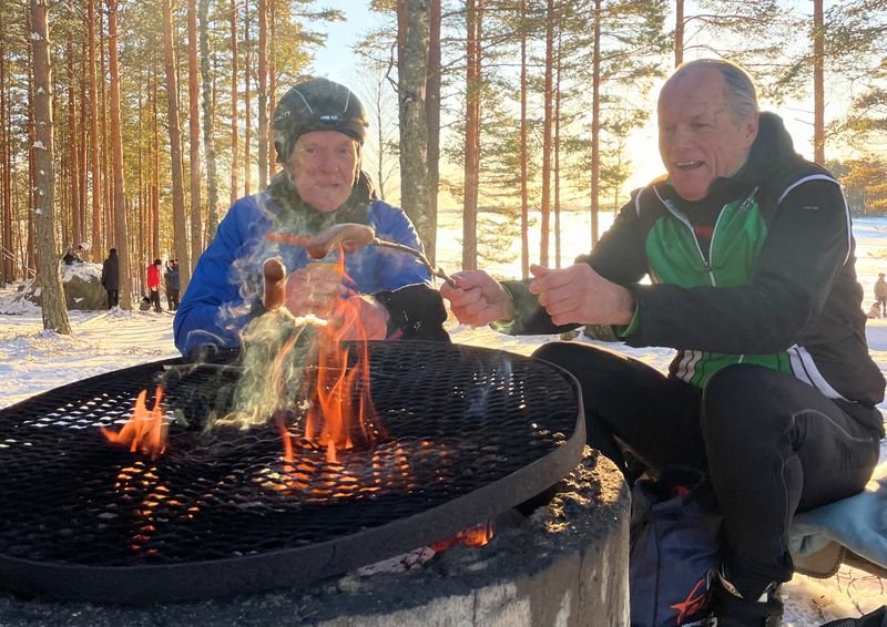 Fika rond het kampvuur op het ijs
