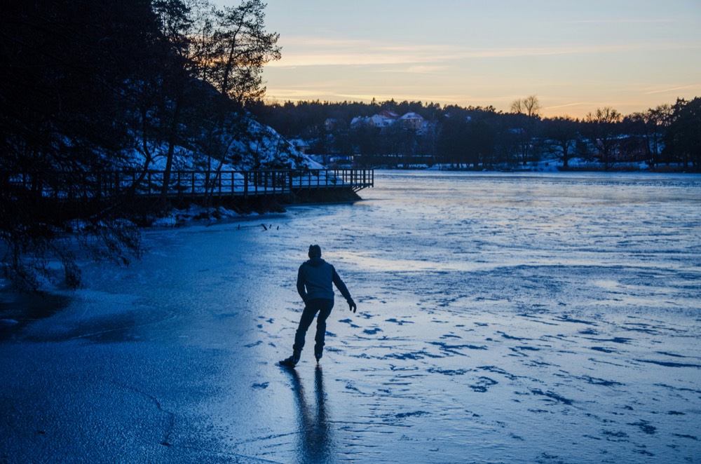 Schaatser op weids natuurijs