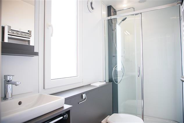 Badkamer met wastafel, toilet en douchecabine