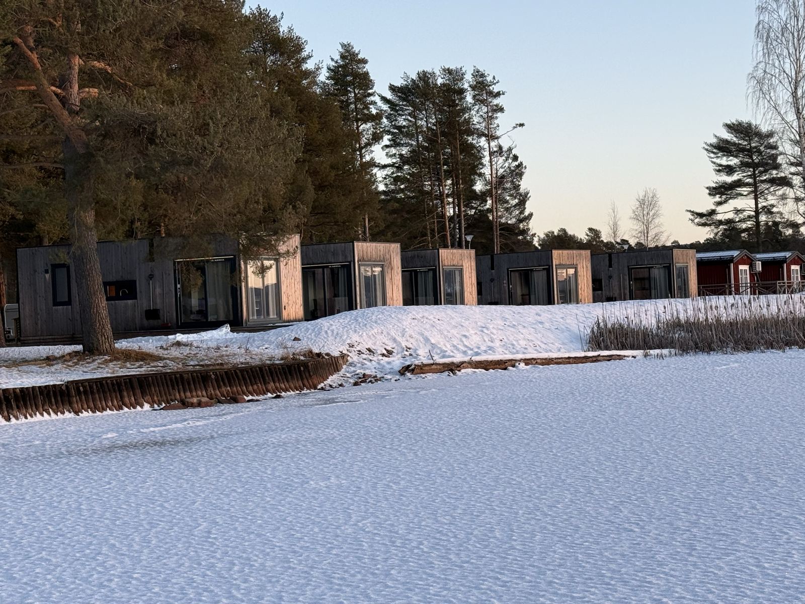 De huisjes aan het bevroren Orsameer in de winter