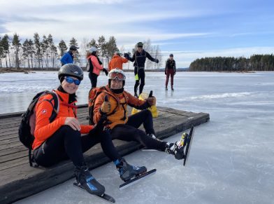 Schaatsers zitten in de zon op een steiger aan het ijs, foto van Martine Verkouter