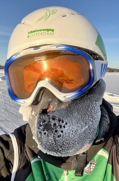 Selfie van sander de iongh met skibril en berijpt gezichtsmasker