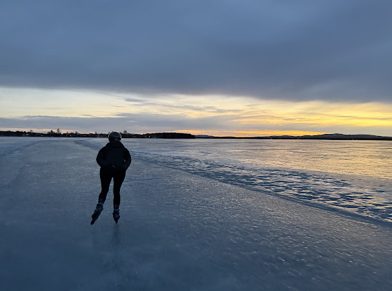 Schaatser op het meer in het avondlicht, foto van Wendy Huijsmans