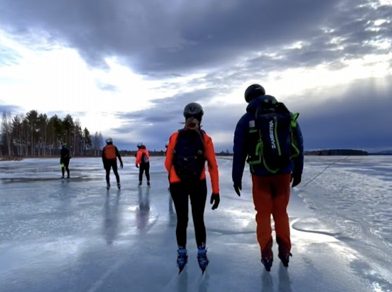 Schaatsers met rugzakken op het natuurijs, foto van Wendy Huijsmans