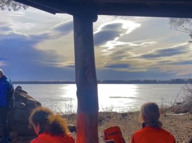 Uitzicht op het meer vanuit een schuilhut, foto van Wendy Huijsmans