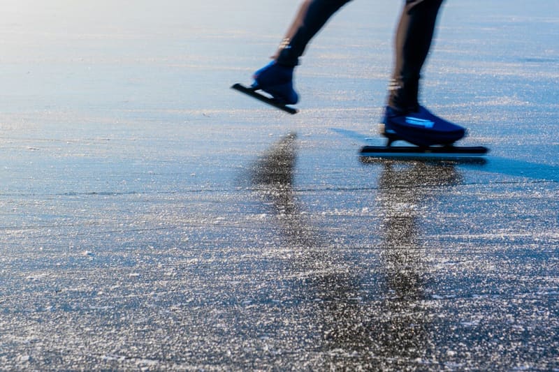 Schaatsen op zwart ijs, van dichtbij