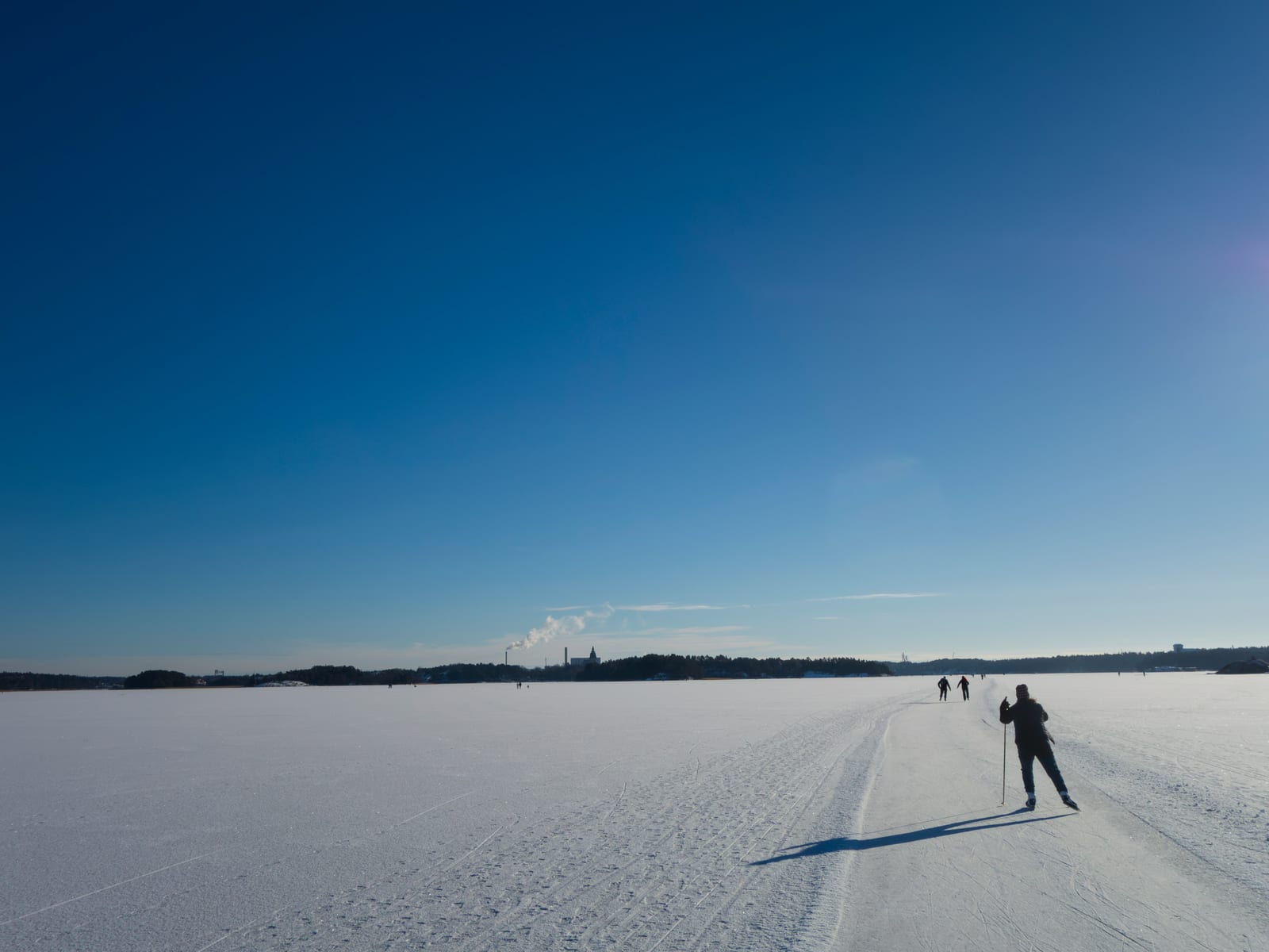 Schaatser op een lange baan over een bevroren meer
