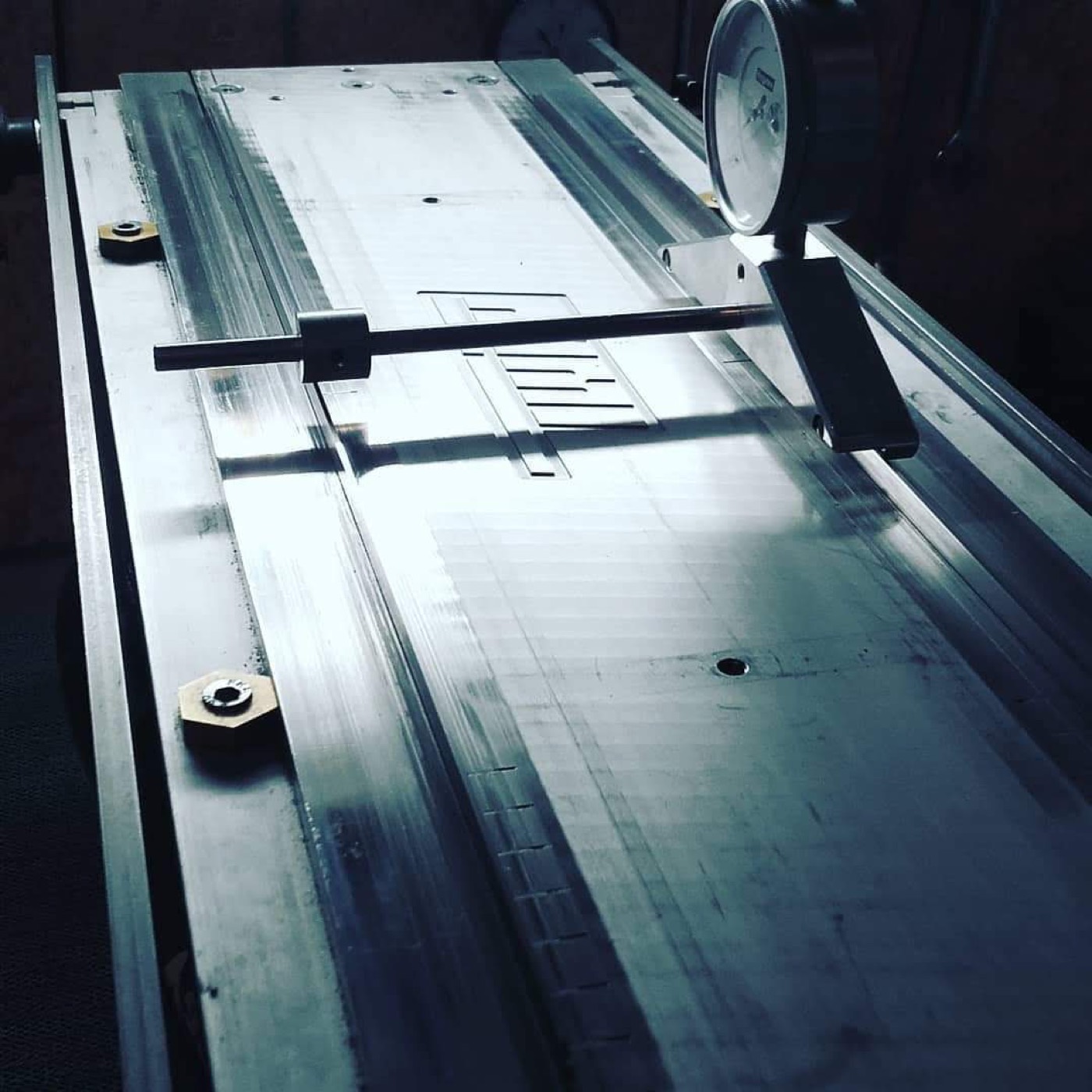 Handmatig slijpen van de ronding van een schaatsijzer