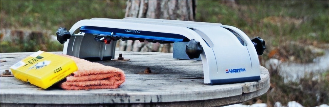 Slijptafel met slijpstenen en gereedschap voor schaatsonderhoud